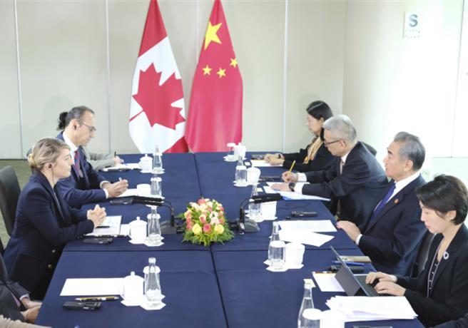 大陆外长王毅当地时间15日在秘鲁首都利马会见加拿大外长赵美兰。（大陆外交部）