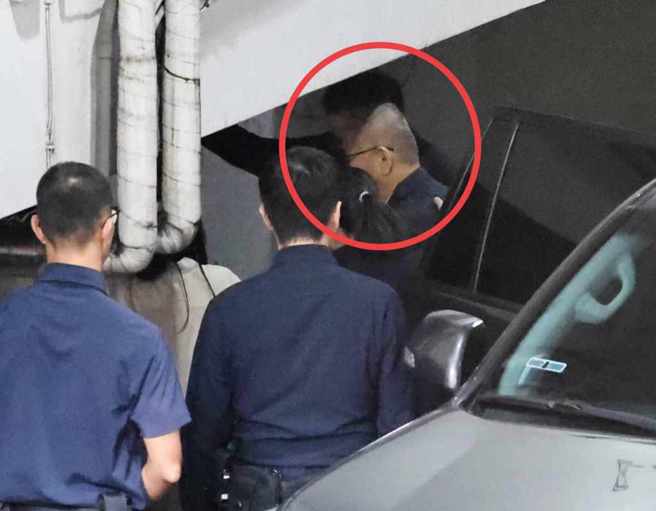 民眾党近期争议连环爆，图为党主席日前柯文哲（红圈处）以光头造型应讯。（中时资料照，刘宗龙摄）
