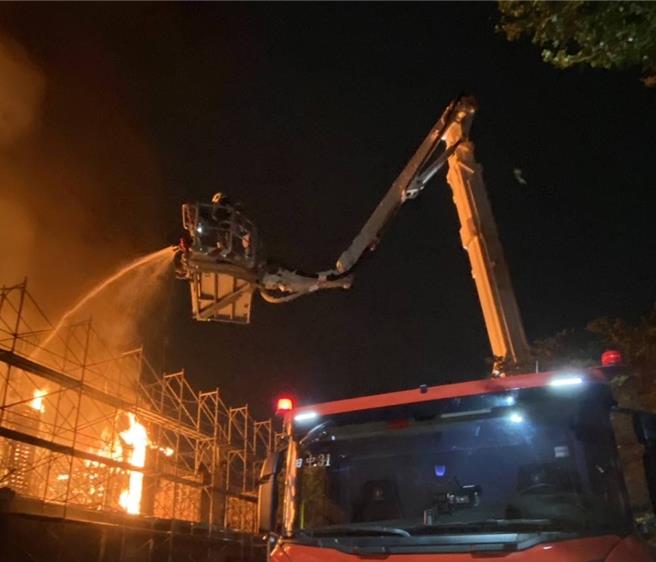 彰化县社头乡高铁北三路与高铁绿园路二段交叉路口某工地15日晚间20时33分传出火警，火势猛烈，经消防局出动灌救近2小时终于扑灭分。（民眾提供／潘虹恩彰化传真）