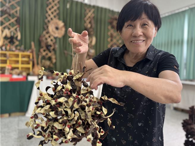 李金雀除收集各式各样种子，也持续以爱浇灌社区，收集许多让人感动的故事。（曹婷婷摄）