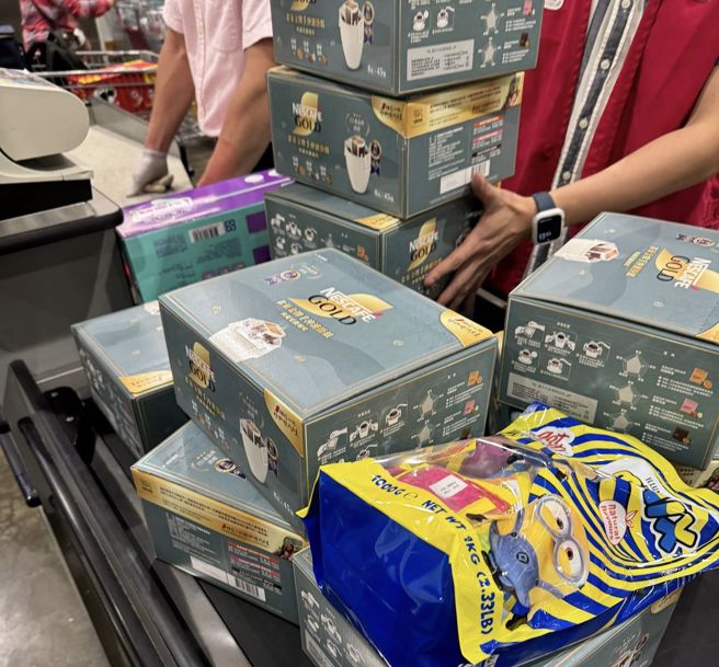 一名女网友趁咖啡特展，搬了10箱滤挂咖啡回家。（翻摄Costco好市多 商品经验老实说）