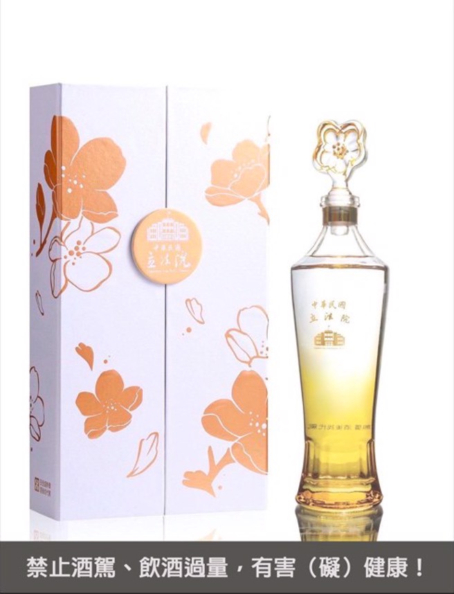 立法院纪念酒。（立法院提供）