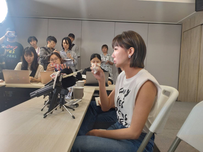 大牙去年提到官司忍不住落泪。（图／中时资料照）