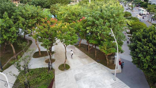 三重行政園區景觀改造計畫15日於新加坡獲頒「IFLA AAPME Awards 2024」獎，圖為三重綜合體育場森林入口廣場。（新北市城鄉局提供）