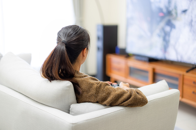 女子追劇時發現，拍攝場景竟和自家一模一樣，當場嚇壞。（示意圖：Shutterstock／達志）