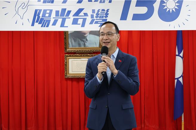 国民党主席朱立伦16日上午赴国民党苗栗县党部主持国民党130周年党庆活动，大批赖清德换了位置换了脑袋。（谢明俊摄）