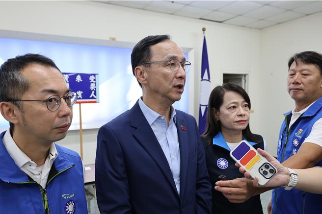 国民党主席朱立伦16日上午赴国民党苗栗县党部主持国民党130周年党庆活动，批评行政院对一个到期的委员用无限期延长，这种方式是不当的。。（谢明俊摄）