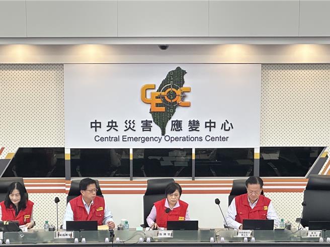 劉世芳提醒，部分地區仍有大豪雨、強陣風、長浪等現象，又因適逢假日，請民眾切勿掉以輕心，並避免從事觀浪、登山等戶外活動。（消防署提供）