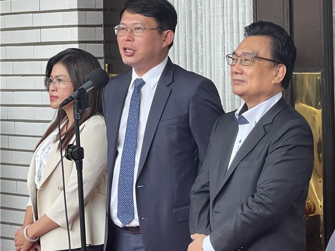 2013年黄国昌曾极力反对罢免连署提供身分证正反面影本。对此，时代力量表示严厉谴责。（本报资料照片）