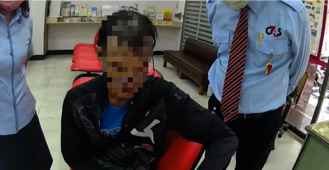 高雄一名男子在网路上求职，遭诓提供金融卡可获1万元补助，让他要一口气寄出3张金融卡，险成诈骗集团同伙。（警方提供／任义宇高雄传真）