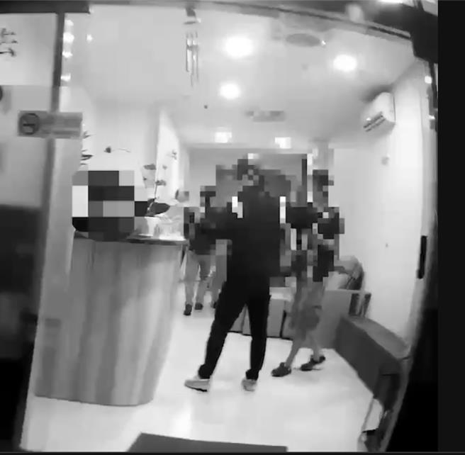 警方前往桂林路查緝色情養生館。（警方提供）