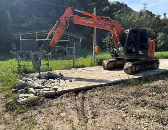 桃园市政府水务局15、16日派出怪手强制破碎林坡段上的违规设置混凝土地坪工作物，强拆面积约900平方公尺，展现桃市府守护山坡地土地的决心。（水务局提供／廖姮玥桃园传真）