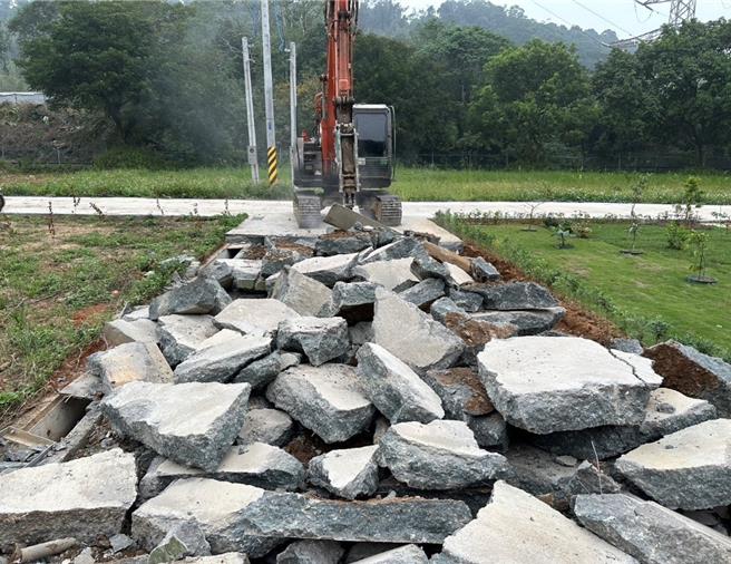 桃园市政府水务局15、16日派出怪手强制破碎林坡段上的违规设置混凝土地坪工作物，强拆面积约900平方公尺，展现桃市府守护山坡地土地的决心。（水务局提供／廖姮玥桃园传真）