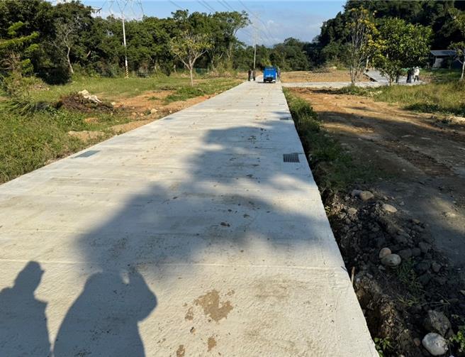 桃园市政府水务局15、16日派出怪手强制破碎林坡段上的违规设置混凝土地坪工作物，强拆面积约900平方公尺，展现桃市府守护山坡地土地的决心。（水务局提供／廖姮玥桃园传真）