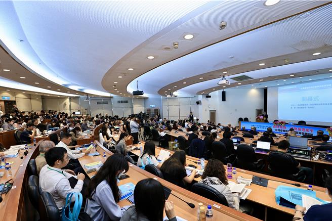 黄昆辉教授教育基金会于今（16）日举行「因材施教，成就每个孩子」研讨会，邀请来自美国、德国与新加坡等国家地区学者讨论教育议题。（李侑珊摄）