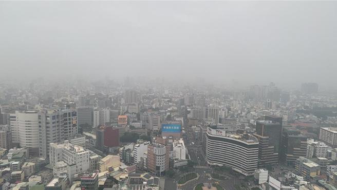 近来空气品质不佳，西部地区多地都亮起橘灯。（示意图／中时资料照／程炳璋摄）