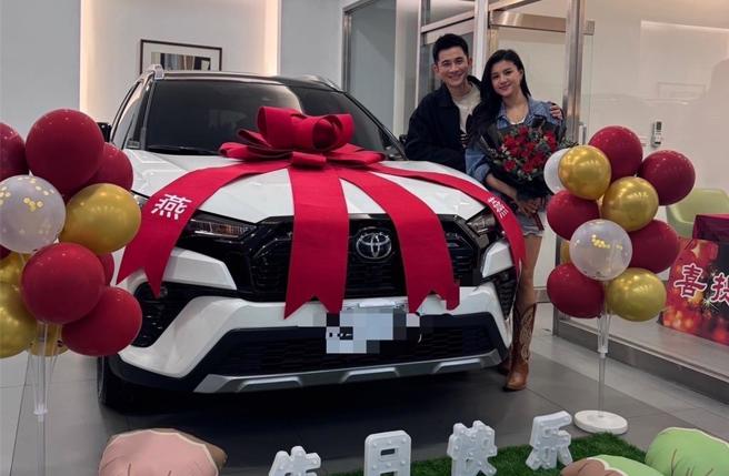 曾子益宠妻，老婆生日送上车子大礼。（民视提供）