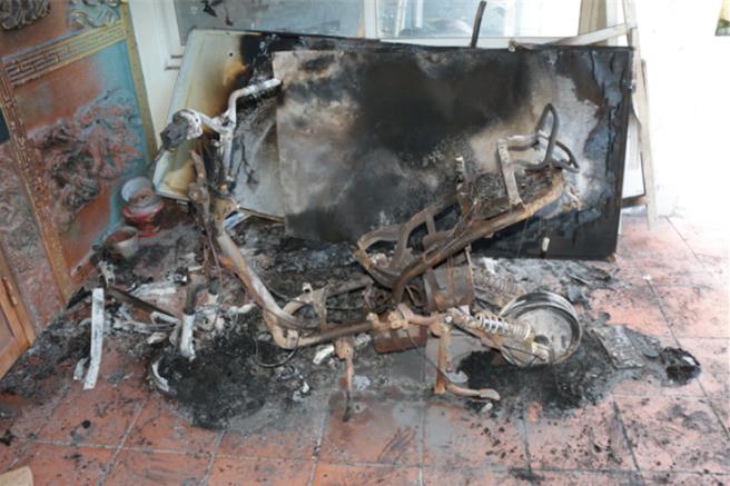 吉安鄉民報案，一早醒來，放在家前電動車燒的只剩「車架」。（花蓮消防局提供／王志偉花蓮傳真）