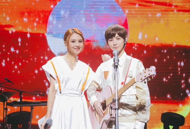 魏嘉莹(右)昨晚演唱会请来郭静当嘉宾。(相映国际提供)