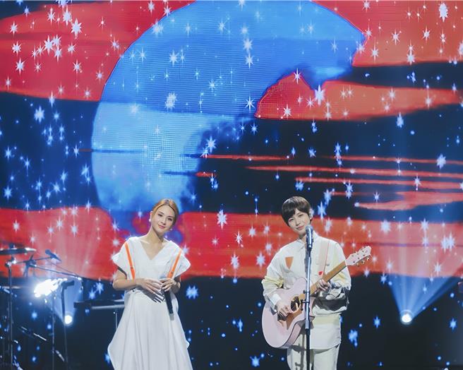 魏嘉莹(右)昨晚演唱会请来郭静当嘉宾。(相映国际提供)