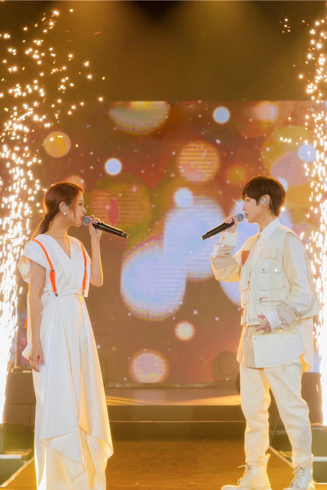 魏嘉莹(右)昨晚演唱会请来郭静当嘉宾。(相映国际提供)