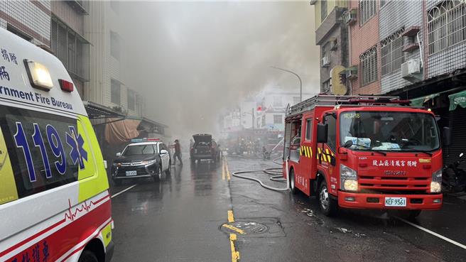 鼓山區興隆路發生火警，現場濃煙密布。（翻攝照片／洪靖宜高雄傳真）