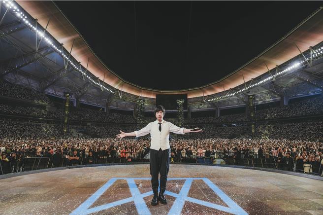 五月天阿信卖力飙嗓。（相信音乐提供）