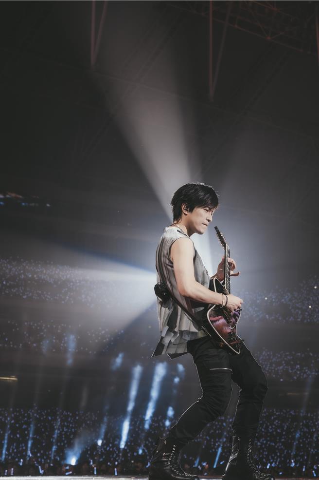 五月天怪兽弹奏吉他。（相信音乐提供）