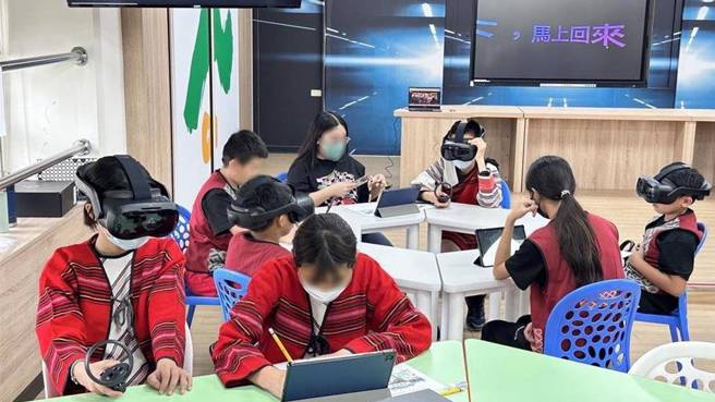 XR课程让学童们，彷佛身歷其境到部落探索、惊喜连连。（南投县政府提供／张妍溱南投传真）