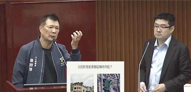 国民党市议员徐弘庭(左)质询文化局长蔡诗萍(右)北投影视音园区是否要往公益性质发展
