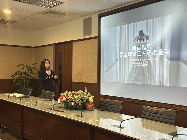 戰國策品牌長黃采媞透過兩大產業的「綠色時尚」與「循環經濟」介紹ESG行銷概念。（圖片/TIPRA國際公關協會提供）