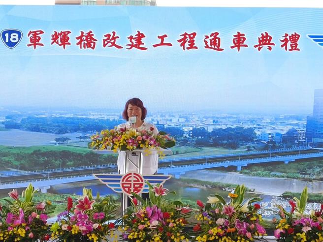 军辉桥改建新桥16日剪彩，嘉义市长黄敏惠提到第1次见到交通部长陈世凯。（廖素慧摄）