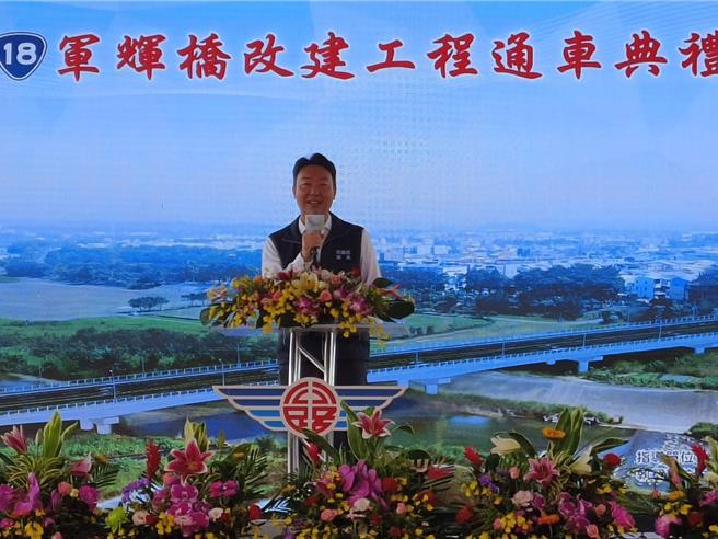 军辉桥改建新桥16日剪彩，交通部长陈世凯妙答常来嘉义吃鸡肉饭。（廖素慧摄）
