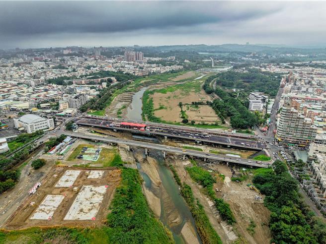 横跨八掌溪连结嘉义县市交通的军辉桥改建新桥16日剪彩。（嘉市府提供／廖素慧嘉市传真）