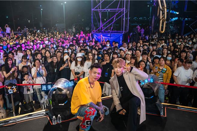 鼓鼓（右）、萧秉治为耶诞活动献唱。（宽宽整合行销提供）