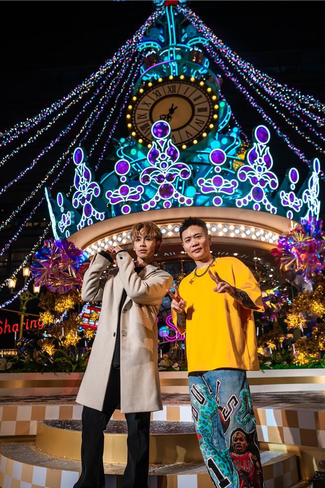 鼓鼓（左）、萧秉治为耶诞活动献唱。（宽宽整合行销提供）