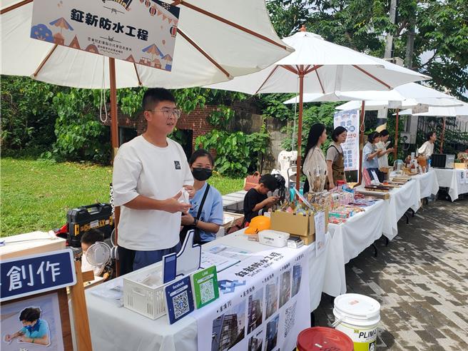 林钲庭（左一）和妻子及孩子16日在斗六青创基地摆摊宣导他们创业的防水工程行生意，在一片清新小确幸的行业中特别凸显。（周丽兰摄）