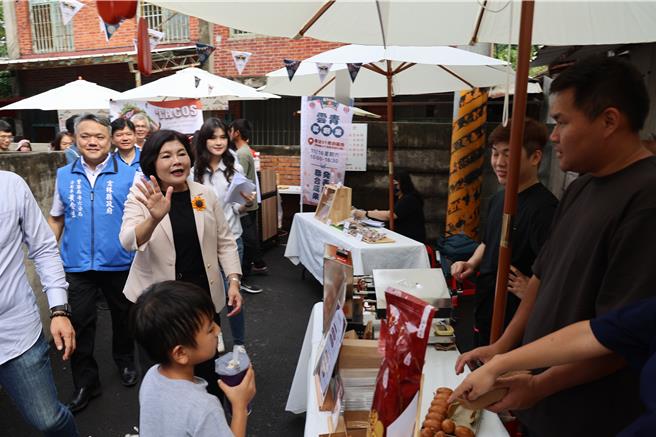 云林县长张丽善（穿奶油色上衣者）逐一和50多摊青创者问候打气。（周丽兰摄）