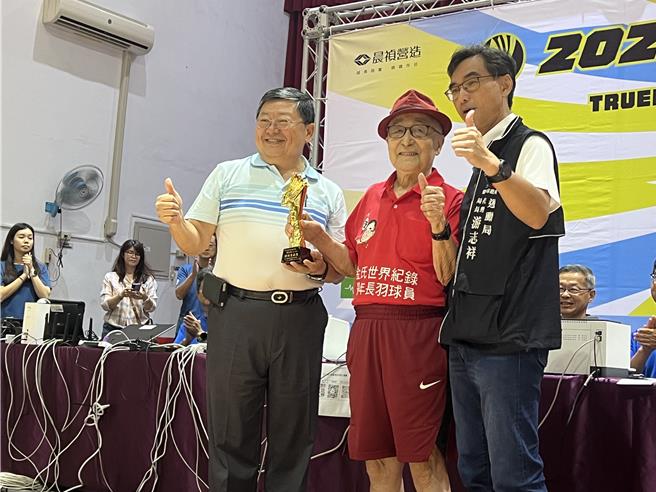 「2024晨禎盃羽球公開賽」16日開打，邀請今年104歲、獲金氏世界紀錄認證的最年長羽球選手林友茂擔任開求嘉賓。（林欣儀攝）
