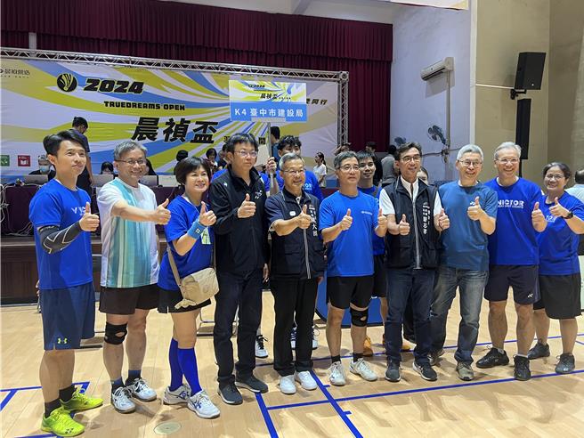 「2024晨禎盃羽球公開賽」16日開打，包括台積電、美光、奇美等64個知名企業組隊參賽。（林欣儀攝）