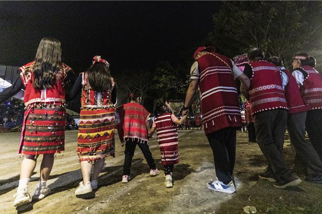 五峰乡赛夏族巴斯达隘祭典「矮灵祭」15日晚「迎灵」，赛夏族人带着小朋友手牵手静默的前后摇摆舞步，传承赛夏族的祭典文化。（罗浚滨摄）