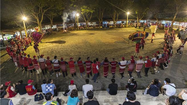 五峰乡赛夏族巴斯达隘祭典「矮灵祭」，15日晚在朱家庄矮灵祭场展开，肩旗引领族人缓步绕着祭场，彻夜迎灵舞蹈充满神秘色彩。（罗浚滨摄）