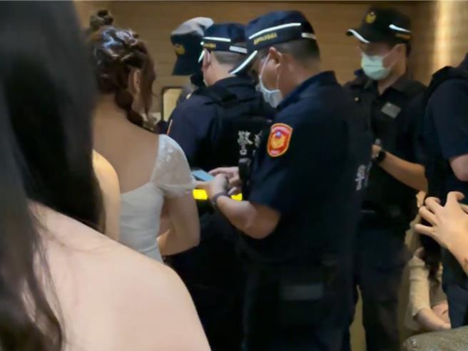 台南市警2分局15日晚间临检八大特种行业未果，反而在路检时查获毒品。（读者提供／程炳璋台南传真）