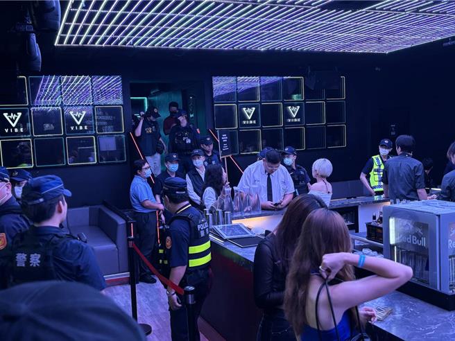 台南市警2分局15日晚间临检包括夜店在内的八大特种行业。（读者提供／程炳璋台南传真）