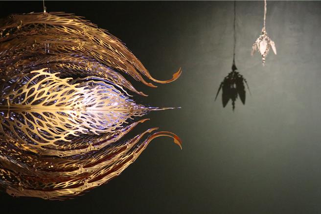 崔旴岚的《城市浮游体 雌性-变种》想像着城市上空有着肉眼不可见却能散发能量的生物。（形而上提供／李怡芸台北传真）