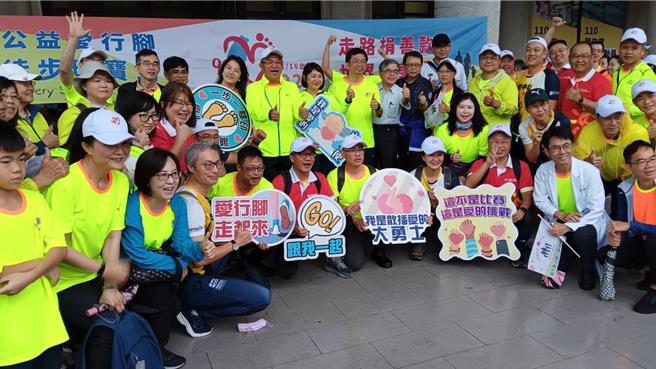 「公益爱行脚、徒步环宝岛」由中山大学EMBA发起。（翻摄照片／洪靖宜高雄传真）