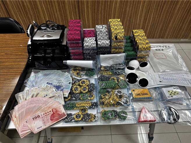 警方查获抽头金、筹码等赃证物。（翻摄照片／林郁平台北传真）