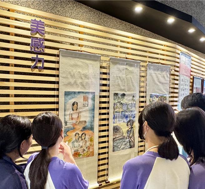 艺廊利用学校川堂开放空间，展出美术社学生作品。（碧华国中提供）