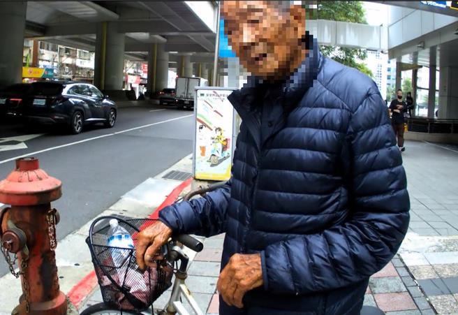 8旬老翁騎單車在西湖捷運站前迷途，警方到場協助返家。（翻攝照片／林郁平台北傳真）