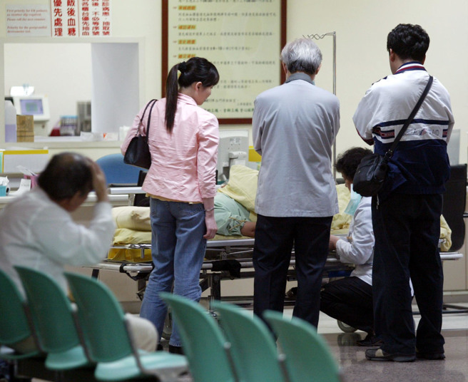 赵庭在医院目睹「老人照顾老人」的景象。（图／中时资料照）